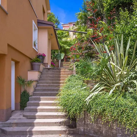 Rebecca Опатія