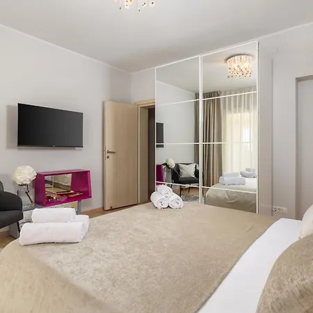 Rebecca Опатия